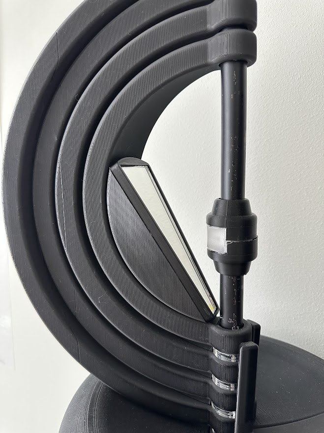 Halvcirkelformad lampa med reflektor i mitten.