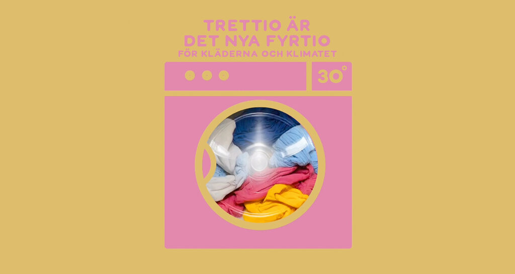 En illustrerad rosa tvättmaskin med textilier i mot en orange bakgrund. Ovanför bilden står texten "Trettio är det nya fyrtio för kläderna och klimatet" i rosa.
