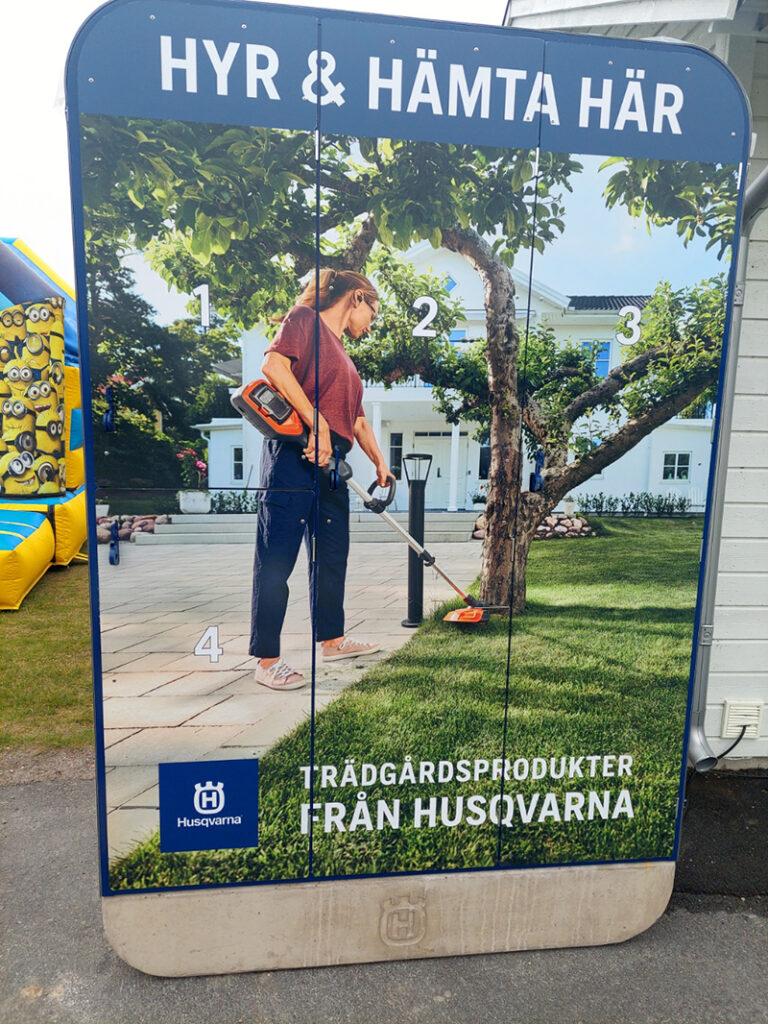 Sidan på ett skåp med verktyg för delning