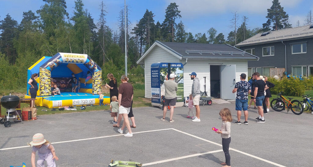 Trädgårdsdag i villakvarter med uthyrningsmodul för verktyg.